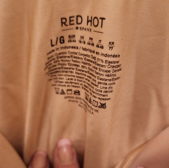 Red Hot by Spanx Cupped Bodice Full Slip - Picture 3 of 4